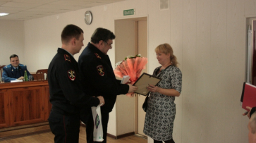 Жительницу Воронежа наградили за помощь в поимке напавшего на 2 полицейских бомжа