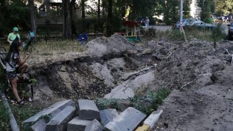 Воронежцы пожаловались на разрытую коммунальщиками детскую площадку