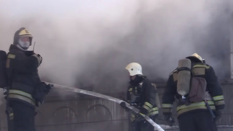 В Воронеже эксперты проверили качество воздуха в районе пожара на складе с каучуком 