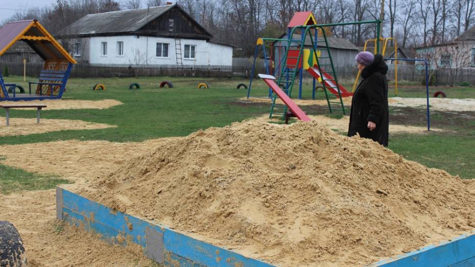 Жители таловского хутора Новенький построили детскую площадку
