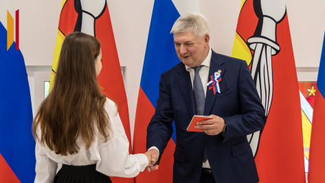 Губернатор Александр Гусев вручил паспорта 16 воронежским школьникам в День России