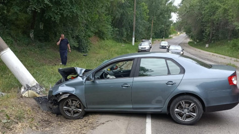 В Верхнем Мамоне водитель иномарки врезался в столб и попал в больницу