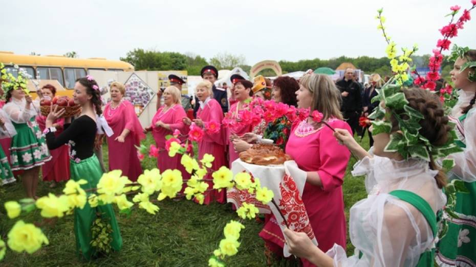 В Острогожском районе состоялся фестиваль «Цветущая яблоня»