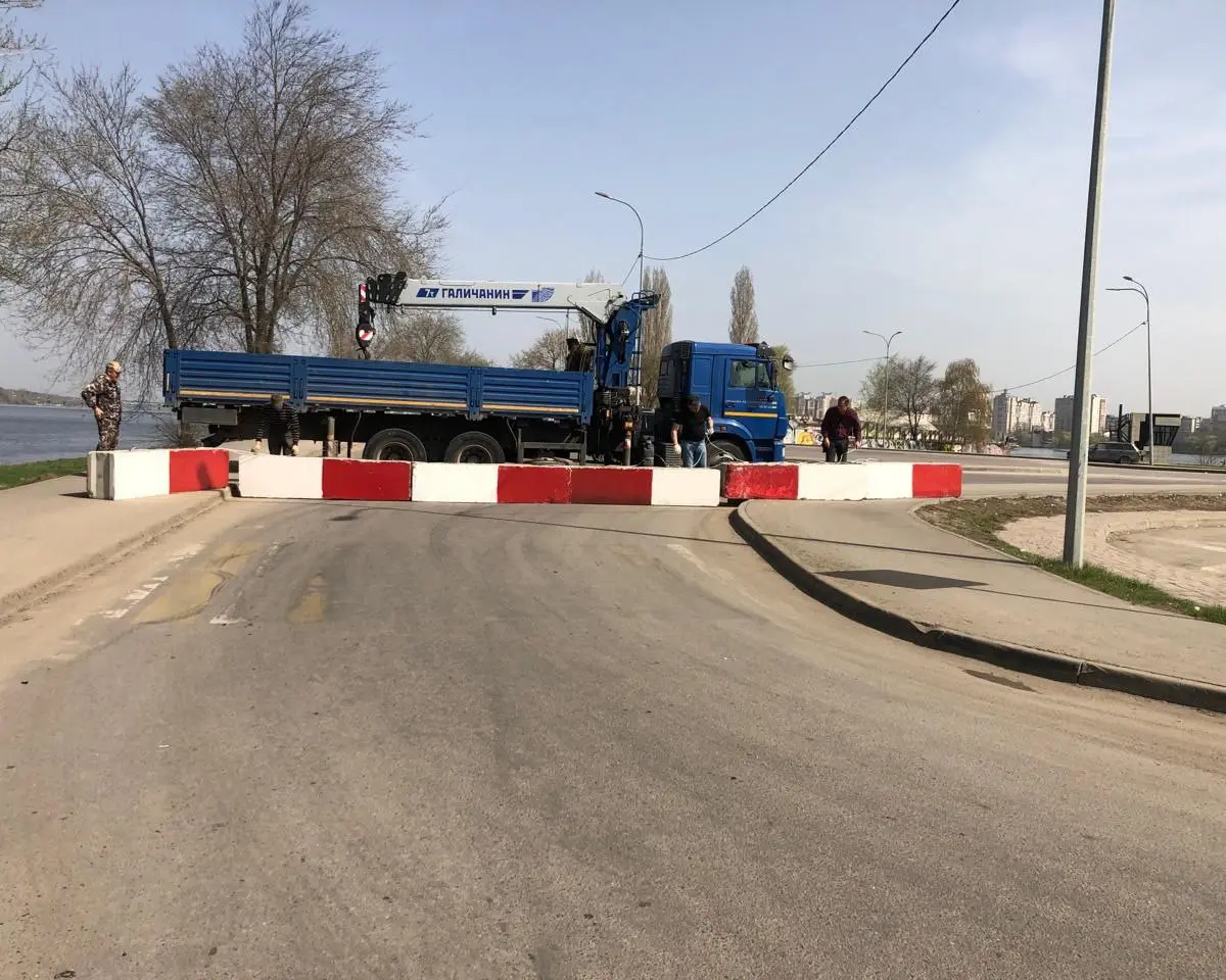 В Воронеже перекрыли часть парковки на дамбе Чернавского моста