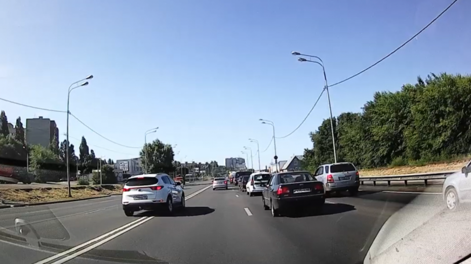 В Воронеже водителя кроссовера оштрафовали по видео за выезд на «встречку»