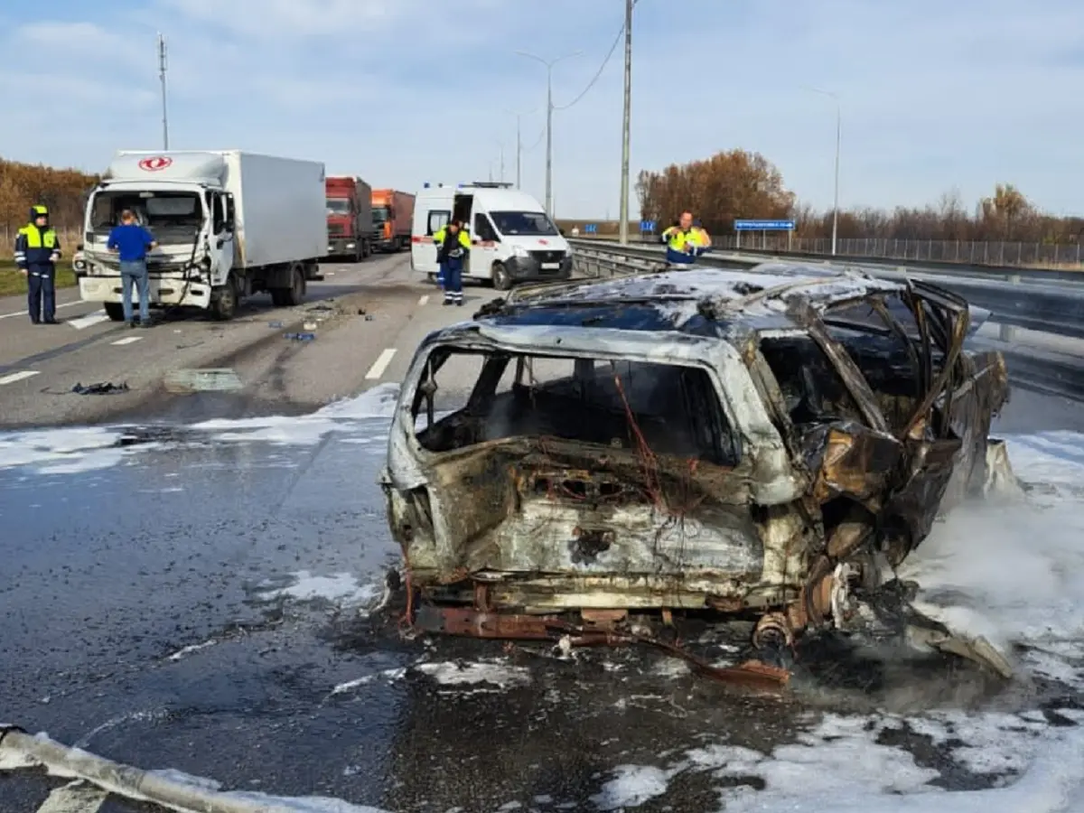 Jeep Grand Cherokee попал в аварию и сгорел на трассе в Воронежской области