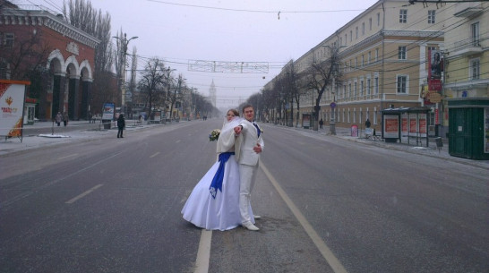 Из-за эстафеты олимпийского огня в Воронеже жениху с невестой пришлось идти во Дворец бракосочетаний пешком