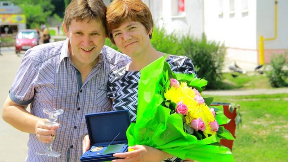 Семье Иванниковых из Семилукского районе вручили медаль «За любовь и верность»