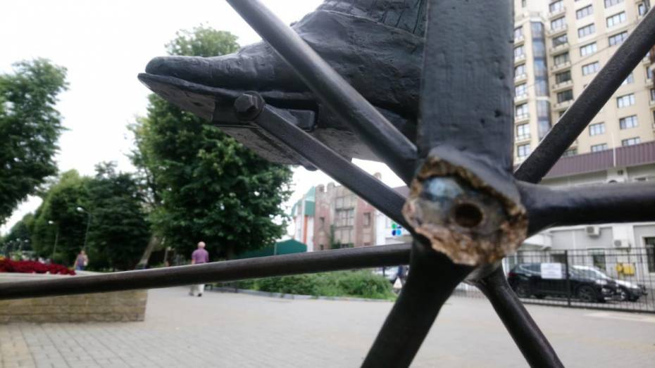 У памятника Вильгельму Столлю в Воронеже оторвали педаль велосипеда
