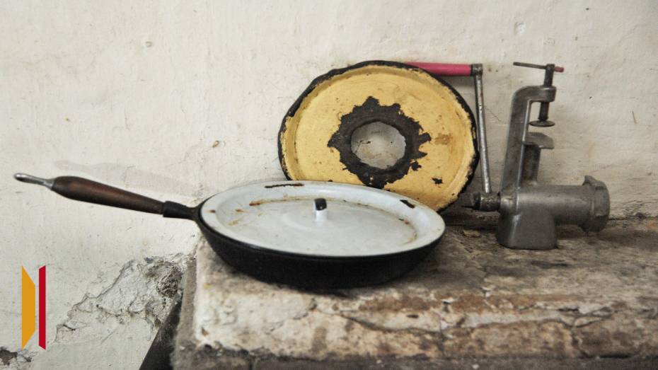 В Нововоронеже пьяная женщина избила знакомого сковородкой и пырнула его ножом