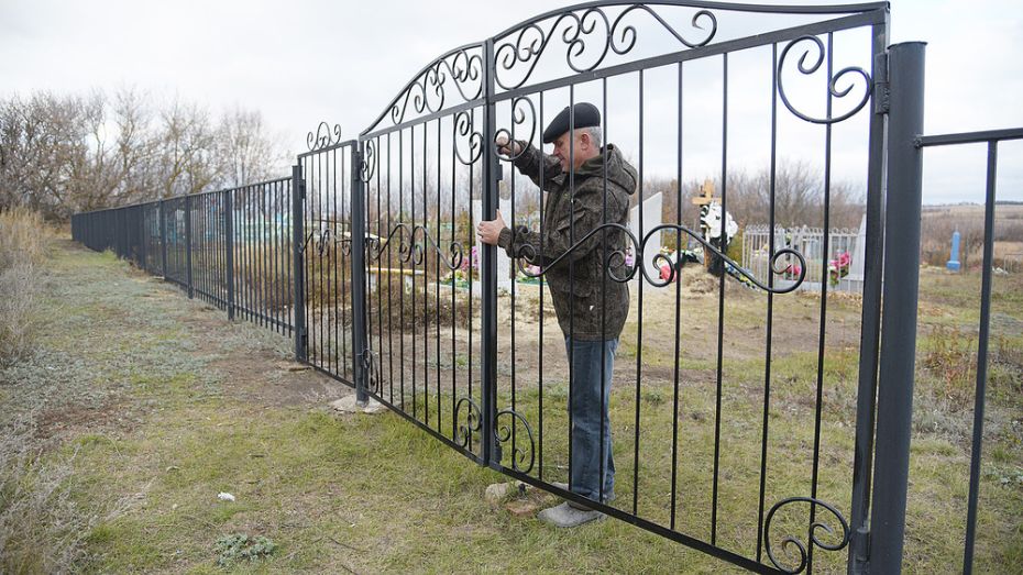 Житель воронежского села безвозмездно соорудил ворота для старинного кладбища