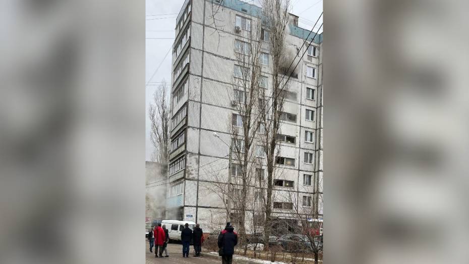 В Воронеже сняли на видео пожар в многоэтажке на улице Юлюса Янониса