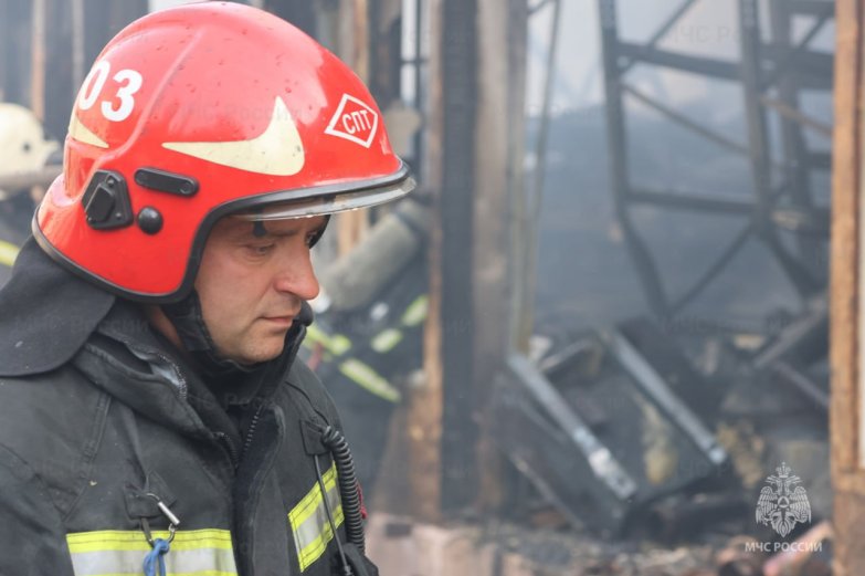 сгорел склад стройматериалов на Новосибирской