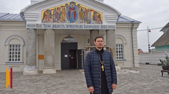 В Лисках над входом в старейший городской храм установили мозаичную икону