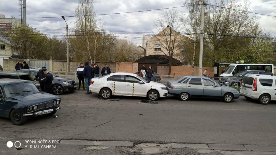В Воронеже на видео попали последствия ДТП с 6 автомобилями
