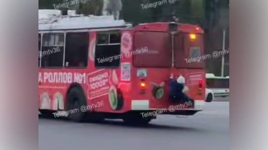 Подростка-зацепера на троллейбусе сняли на видео в Воронеже