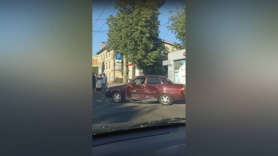 Авария вызвала крупную пробку в центре Воронежа