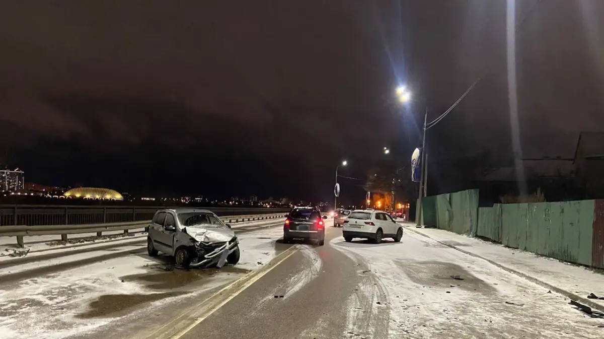 В Воронеже 2 человека пострадали в массовом ДТП на набережной  Массалитинова: видео