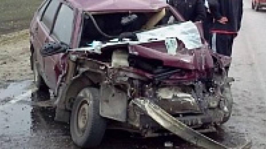 В Верхнехавском районе автомобиль «Жигули» врезался в грузовик