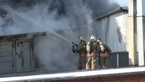 К тушению пожара на складе масел в Воронеже привлекли 60 спасателей