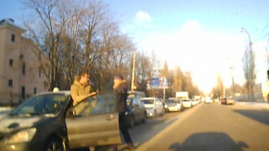 Драка пешехода и водителя в Воронеже попала на видео