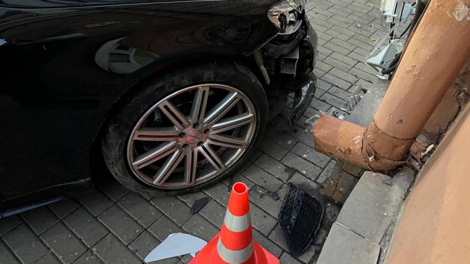 В Воронеже Mercedes сбил на тротуаре 2 человек: появились подробности ДТП