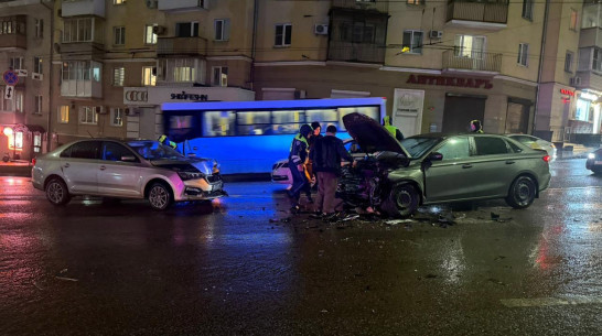 В Воронеже Geely выехал на встречку и столкнулся со Skoda: пострадали 3 человека