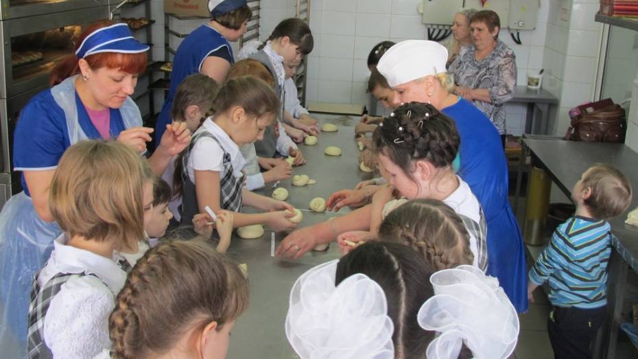 Павловские школьники научились печь жаворонков