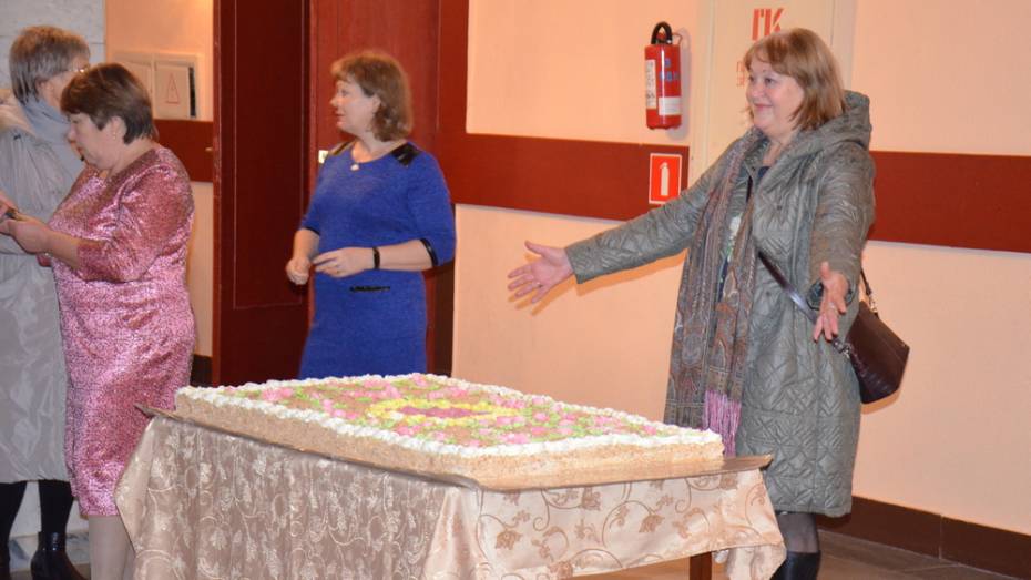 Верхнемамонцы в честь 30-летия районного Дома культуры приготовили 16-килограммовый торт