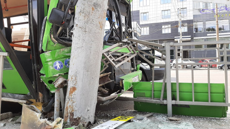 В центре Воронежа пассажирский автобус врезался в столб: 7 человек пострадали