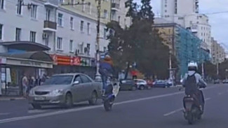В Воронеже опасные трюки подростка на скутере попали на видео