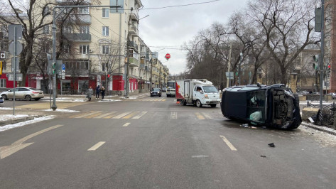 Иномарка перевернулась в центре Воронежа: пострадала 37-летняя женщина