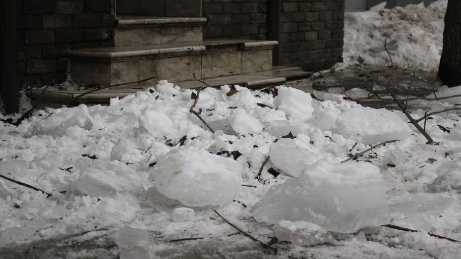 В Воронеже глыба льда упала на припаркованную иномарку 