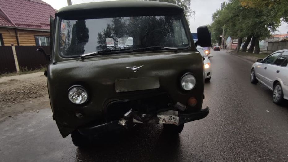 В Воронеже УАЗ выехал на встречную полосу: пострадали два водителя