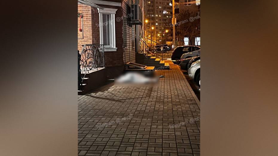 В Воронеже у дома на улице Владимира Невского обнаружили тело женщины