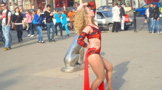 На проспекте Революции в Воронеже девушки в огненных костюмах привлекли к себе внимание всех прохожих 