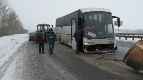 Под Воронежем автобус врезался в дорожную машину: пострадали четверо