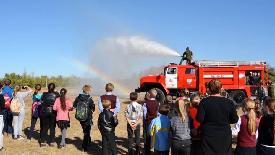 Школьники богучарского села попробовали себя в роли пожарных