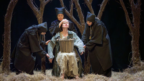 «Корова отдала нам все». В Воронеже на Платоновском фестивале показали постановку Брестского театра кукол