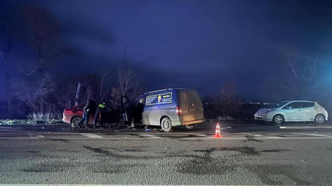 Под Воронежем водитель Kaiyi вылетел на встречку, врезался в микроавтобус и погиб