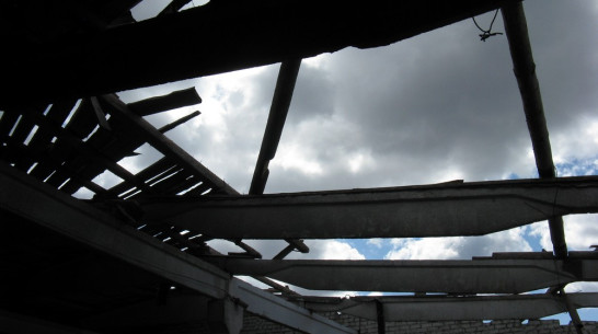 В Нижнедевицком селе ветер раскрыл крыши зерноскладов и мастерской местного предприятия