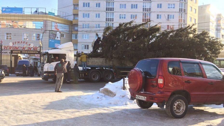 Грузовик с елкой зацепил электропровода в Воронеже