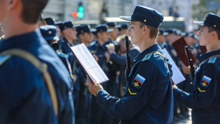 В Воронеже 1,6 тыс курсантов Военно-воздушной академии приняли присягу