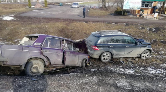 В Воронежской области иномарка врезалась в «шестерку»: 2 человека пострадали