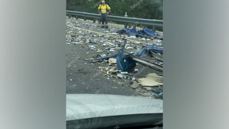 «Свежая авария»: под Воронежем после столкновения фур по трассе рассыпались дезодоранты