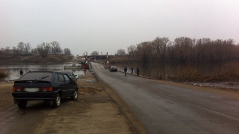На выезде из Воронежа свели понтонный мост
