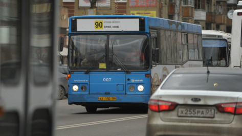 При резком торможении автобуса №90 в Воронеже пострадали 2 пассажира