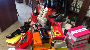 Жительница Бобровского района передала эвакуированным из Донбасса более 100 пар новой обуви