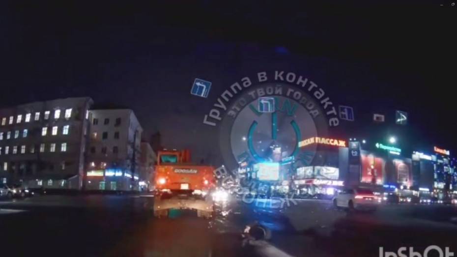 Появилось видео жуткого ДТП в Воронеже с трактором и пожилой женщиной