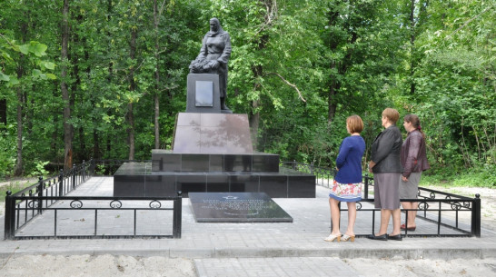 В селе Щучье отремонтировали мемориал «Скорбящая мать»